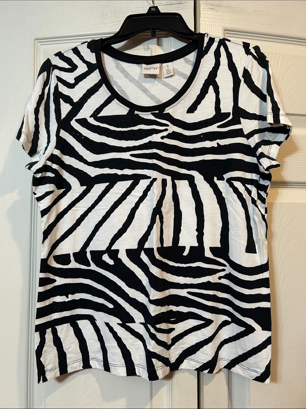 Zenergy by Chico’s sz 1 (US 8) Black & White Zebra Print Women's Tee